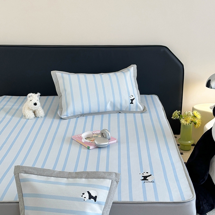 91家纺网 家纺一手货源 找家纺 昔可家纺 2024新款数码印花刺绣床笠款冰丝席 蓝条熊猫