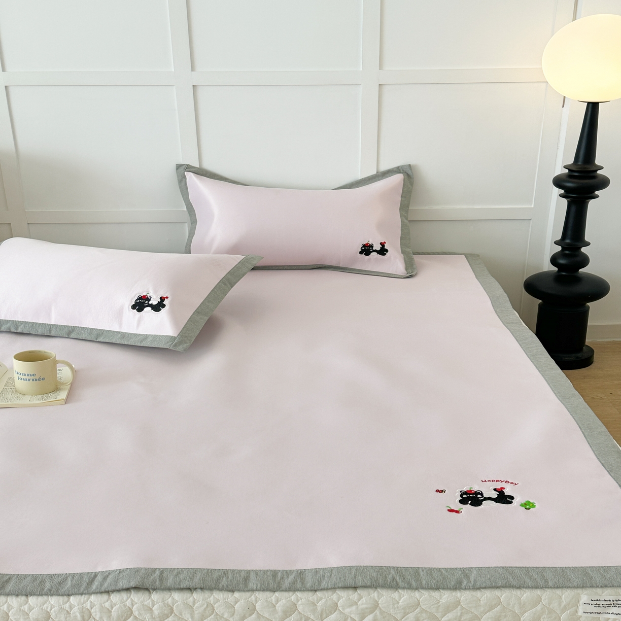 91家纺网 家纺一手货源 找家纺 昔可家纺 2024新款纯色绣花冰丝席平席款 樱桃黑猫