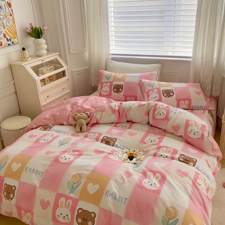 91家纺网 家纺一手货源 找家纺 羽爱家纺 2025新款A类双面全棉印花床盖套件 奶油兔