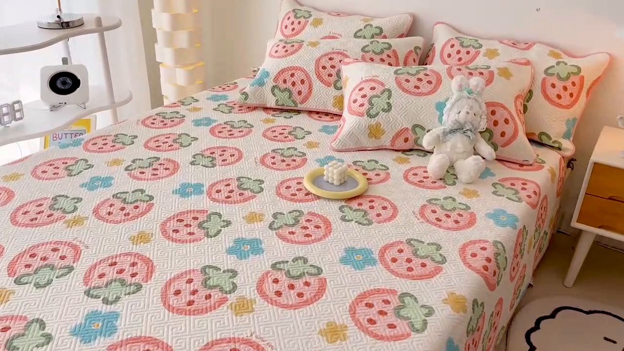 91家纺网 家纺一手货源 找家纺 羽爱家纺 2025新款A类双面全棉印花床盖套件  草莓物语