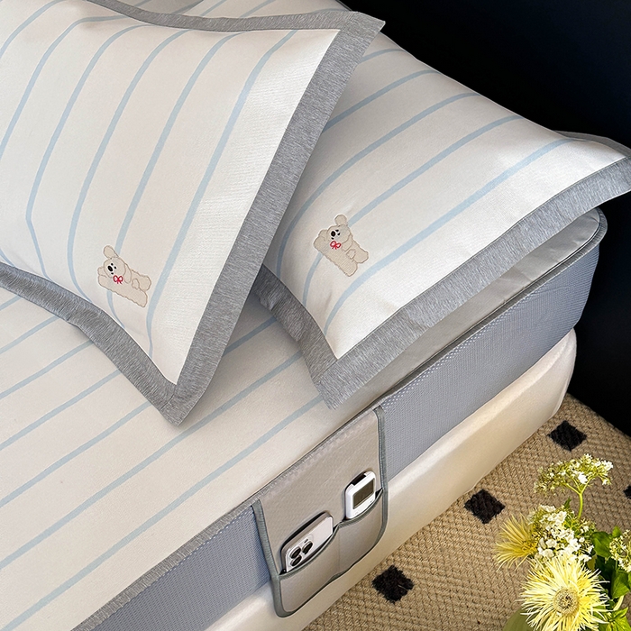 91家纺网 家纺一手货源 找家纺 昔可家纺 2024新款数码印花刺绣床笠款冰丝席 开心蝴蝶结狗