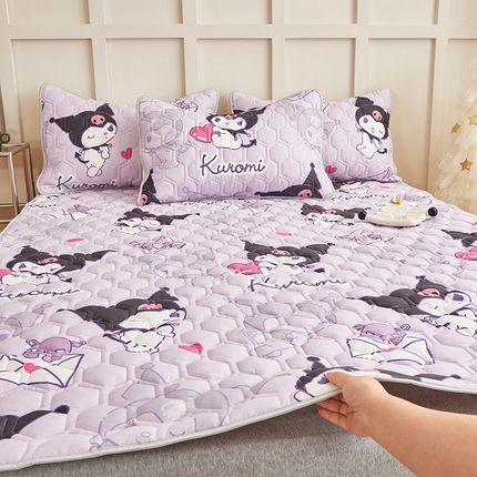 91家纺网 家纺一手货源 找家纺 （总）舒居家纺 2024新款三丽鸥A类母婴级全棉软床垫夹棉床盖（大床图）