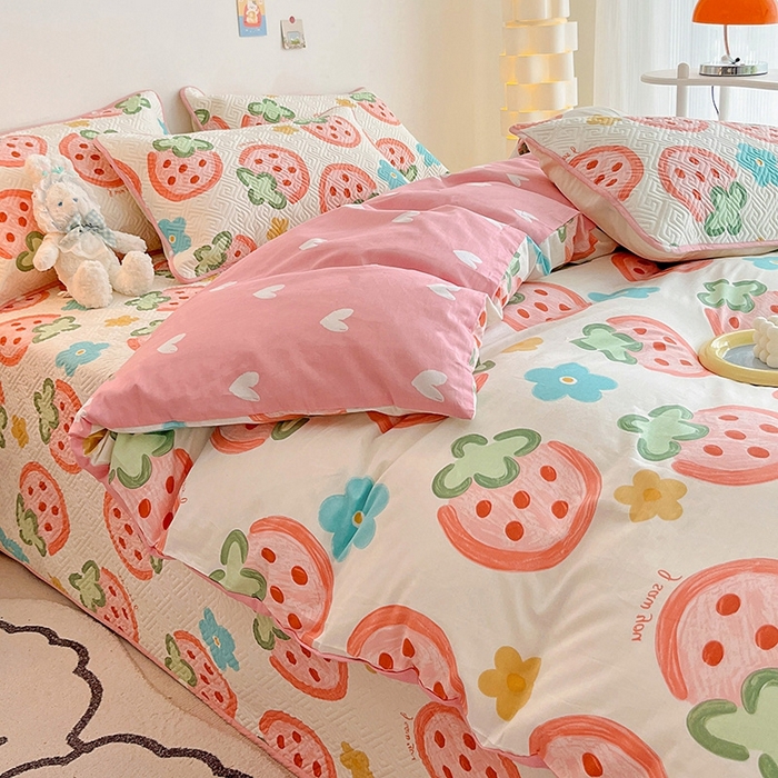 91家纺网 家纺一手货源 找家纺 羽爱家纺 2025新款A类双面全棉印花床盖套件  草莓物语