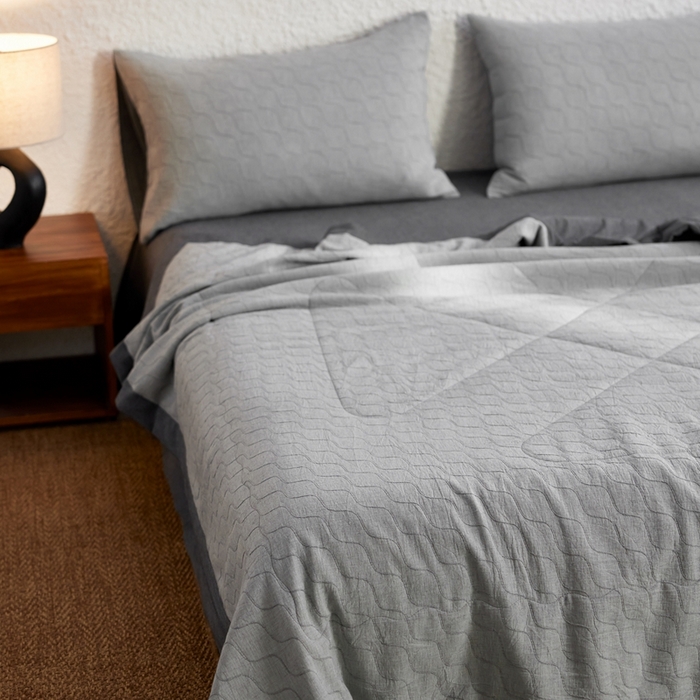 91家纺网 家纺一手货源 找家纺 安莱生活 2024色织双层纱提花波浪三系列夏被及夏被四件套--斜纹波兰 斜纹-深灰