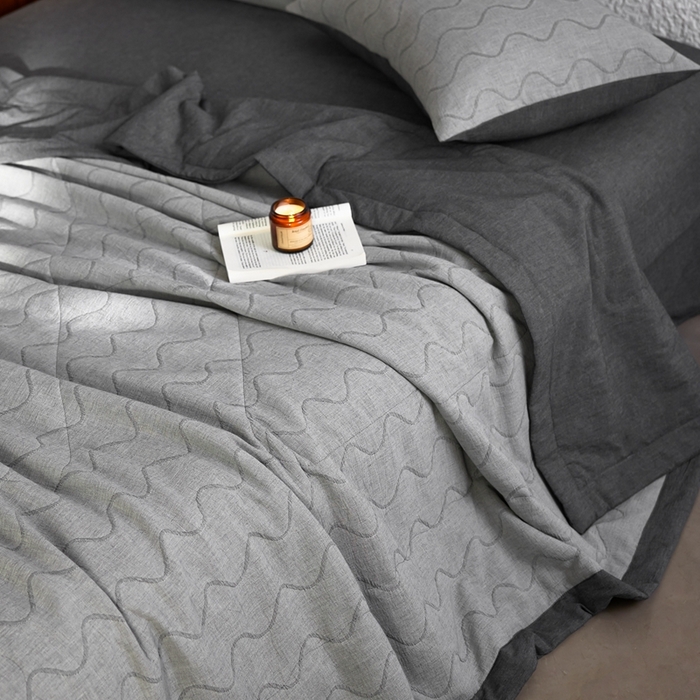 91家纺网 家纺一手货源 找家纺 安莱生活 2024色新款织双层纱提花波浪三系列夏被及夏被四件套--竖纹波浪 竖纹-深灰