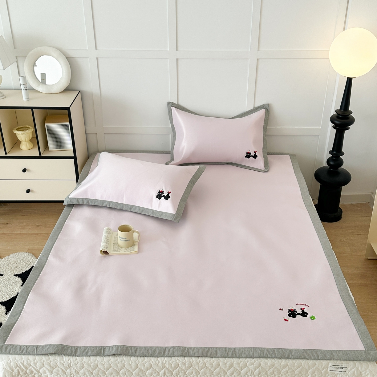 91家纺网 家纺一手货源 找家纺 昔可家纺 2024新款纯色绣花冰丝席平席款 樱桃黑猫