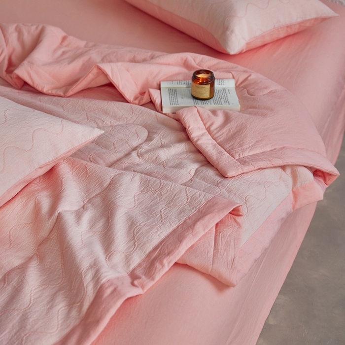 91家纺网 家纺一手货源 找家纺 安莱生活 2024色新款织双层纱提花波浪三系列夏被及夏被四件套--竖纹波浪 竖纹-嫩粉