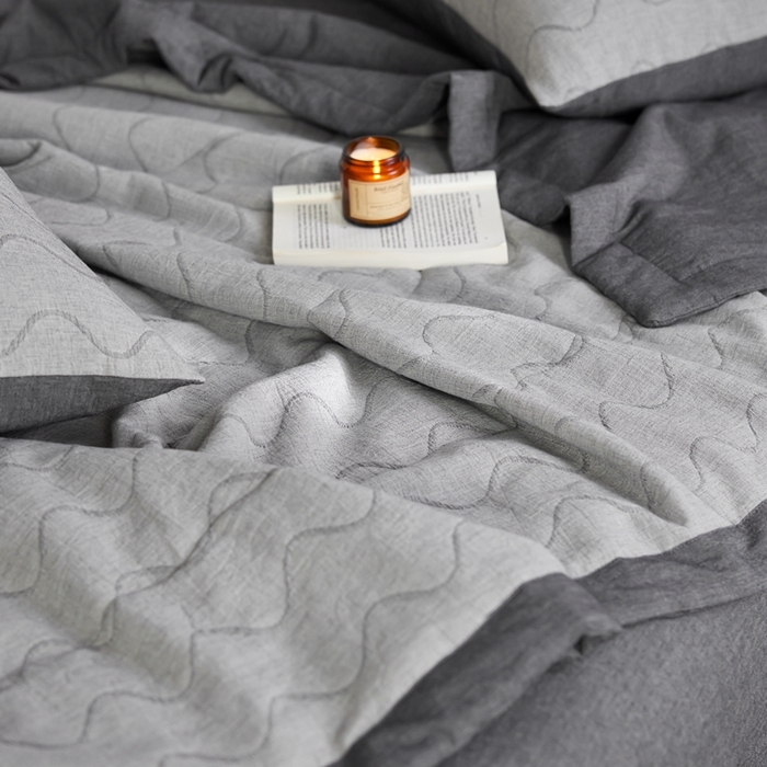 91家纺网 家纺一手货源 找家纺 安莱生活 2024色新款织双层纱提花波浪三系列夏被及夏被四件套--竖纹波浪 竖纹-深灰