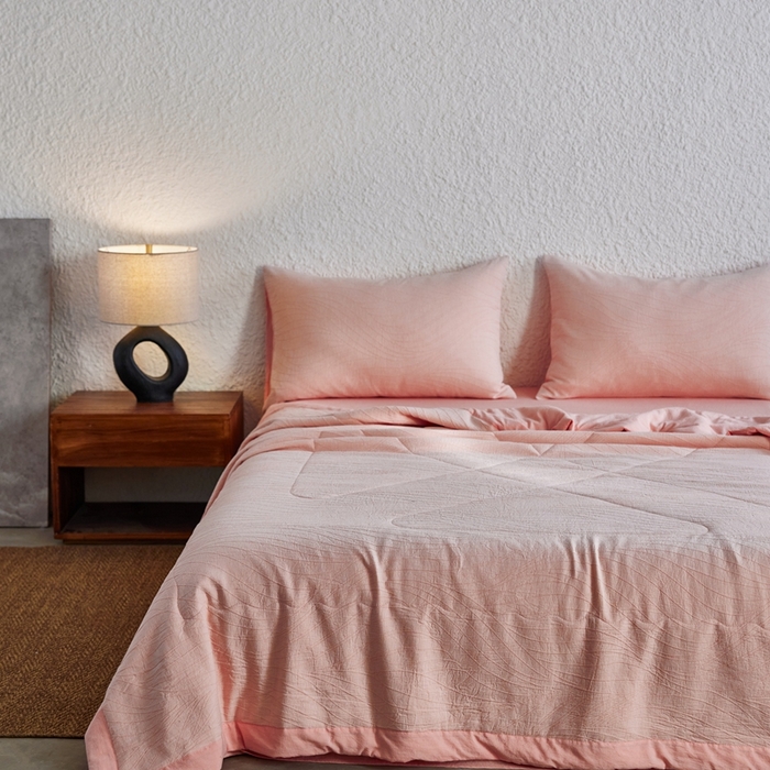 91家纺网 家纺一手货源 找家纺 2024新款色织双层纱提花波浪三系列夏被及夏被四件套--乱纹波浪 乱纹-嫩粉