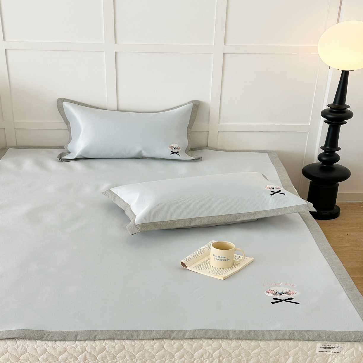 91家纺网 家纺一手货源 找家纺 昔可家纺 2024新款纯色绣花冰丝席平席款 蝴蝶结泰迪