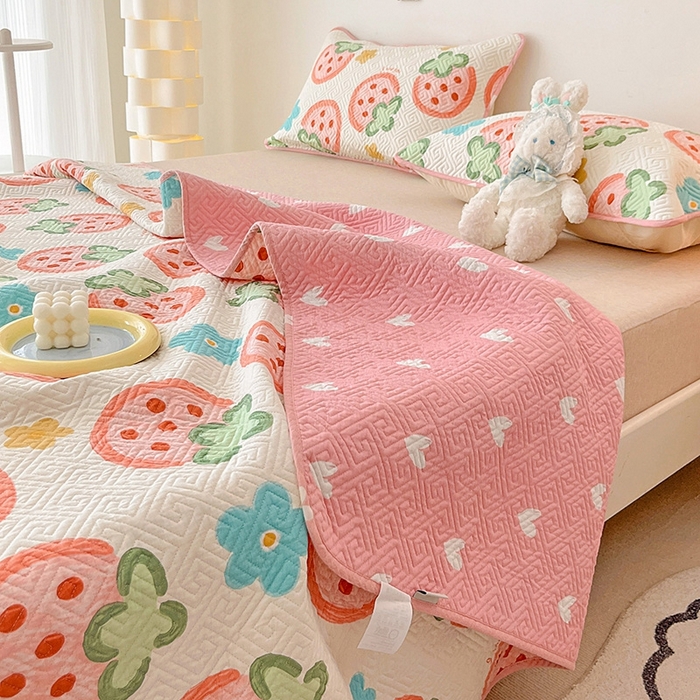 91家纺网 家纺一手货源 找家纺 羽爱家纺 2025新款A类双面全棉印花床盖套件  草莓物语