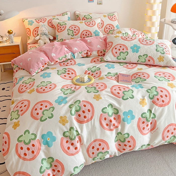 91家纺网 家纺一手货源 找家纺 羽爱家纺 2025新款A类双面全棉印花床盖套件  草莓物语