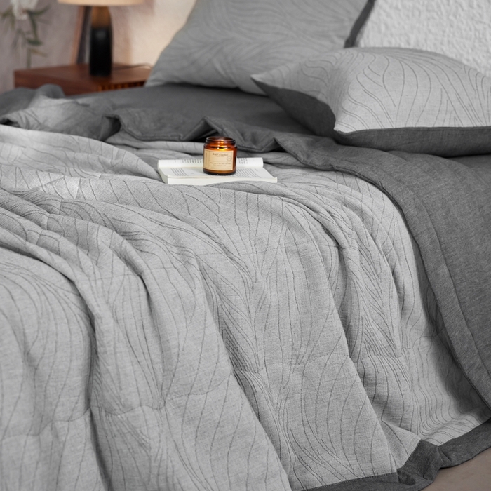 91家纺网 家纺一手货源 找家纺 2024新款色织双层纱提花波浪三系列夏被及夏被四件套--乱纹波浪 乱纹-深灰