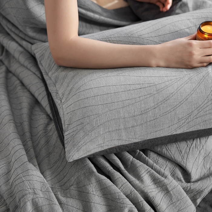 91家纺网 家纺一手货源 找家纺 2024新款色织双层纱提花波浪三系列夏被及夏被四件套--乱纹波浪 乱纹-深灰