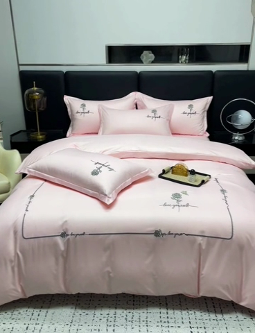 91家纺网 家纺一手货源 找家纺 宜家坊 2024春夏新品水洗天丝棉轻奢刺绣四件套水洗真丝冰丝-芸伊 粉