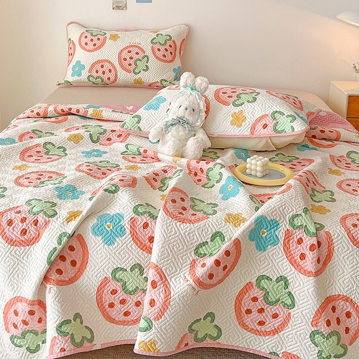 91家纺网 家纺一手货源 找家纺 羽爱家纺 2025新款A类双面全棉印花床盖套件  草莓物语