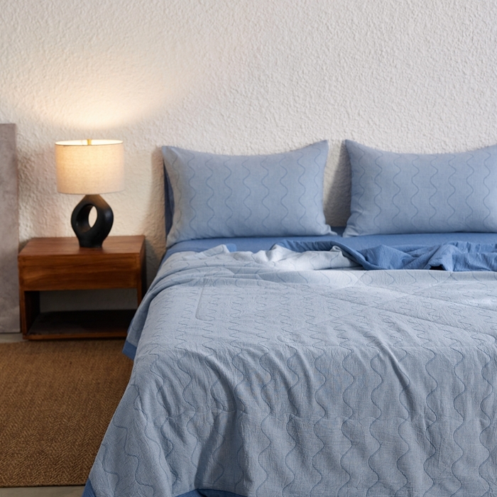 91家纺网 家纺一手货源 找家纺 （总）安莱生活 2024色新款织双层纱提花波浪三系列夏被及夏被四件套--竖纹波浪