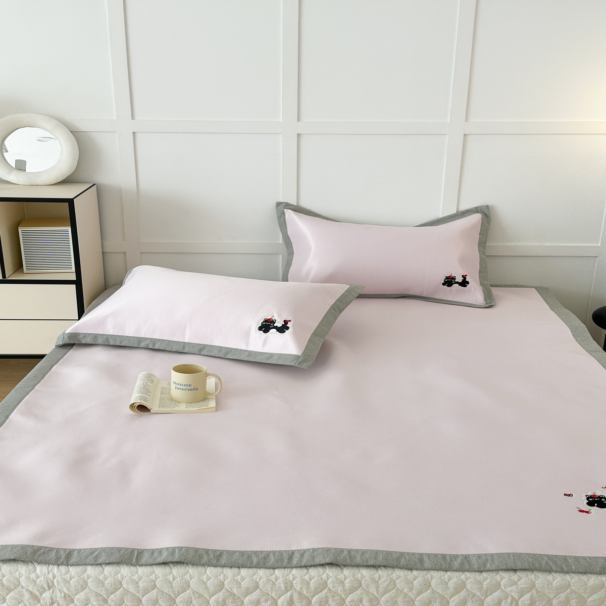 91家纺网 家纺一手货源 找家纺 昔可家纺 2024新款纯色绣花冰丝席平席款 樱桃黑猫