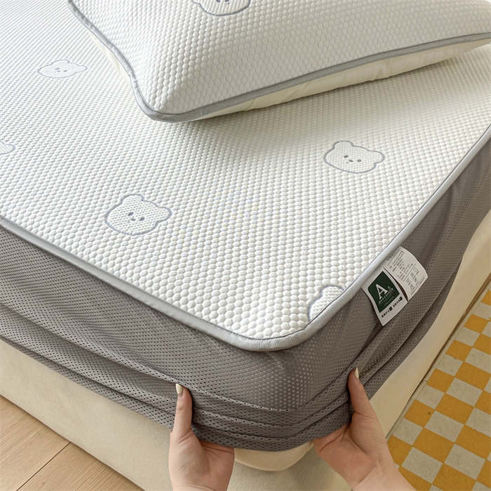 91家纺网 家纺一手货源 找家纺 吉象家纺 2024新款凉豆豆凉感软席凉席 白底小蓝熊