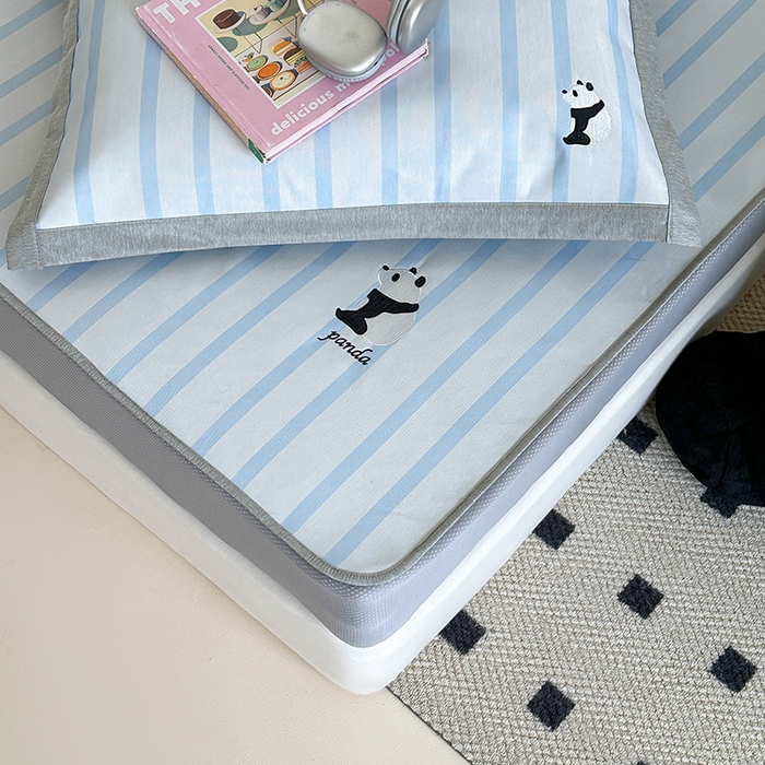 91家纺网 家纺一手货源 找家纺 昔可家纺 2024新款数码印花刺绣床笠款冰丝席 蓝条熊猫