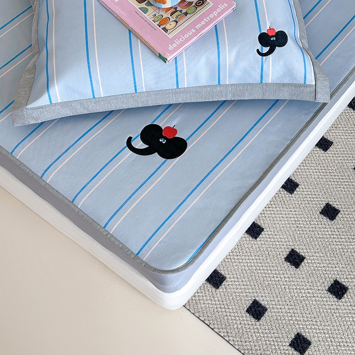 91家纺网 家纺一手货源 找家纺 昔可家纺 2024新款数码印花刺绣床笠款冰丝席 蓝条小象