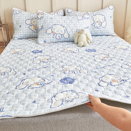 91家纺网 家纺一手货源 找家纺 （总）舒居家纺 2024新款三丽鸥A类母婴级全棉软床垫夹棉床盖（大床图）