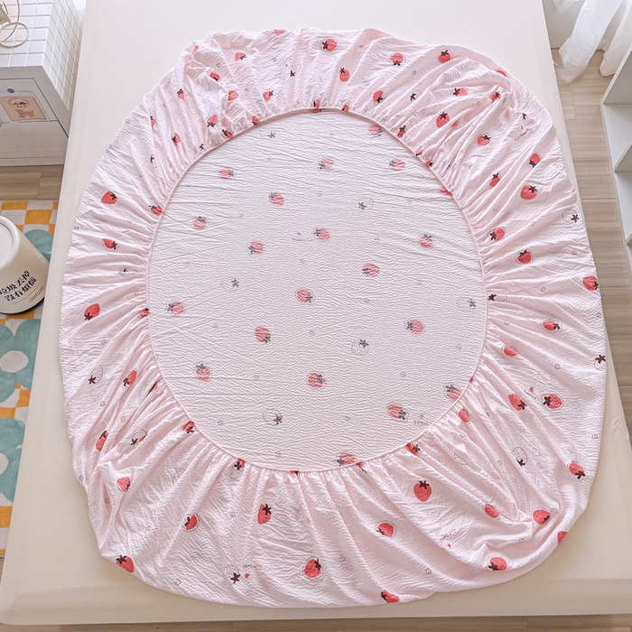 91家纺网 家纺一手货源 找家纺 默忆 2025新款泡泡棉糯小棉床笠床罩防尘防滑床垫保护套 甜蜜草莓