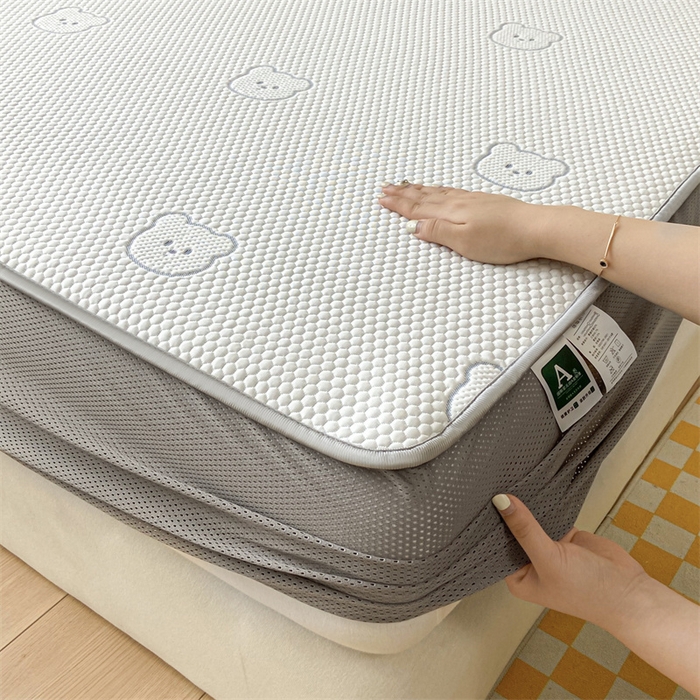 91家纺网 家纺一手货源 找家纺 吉象家纺 2024新款凉豆豆凉感软席凉席 白底小蓝熊