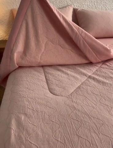 91家纺网 家纺一手货源 找家纺 安莱生活 2024色新款织双层纱提花波浪三系列夏被及夏被四件套--竖纹波浪 竖纹-嫩粉