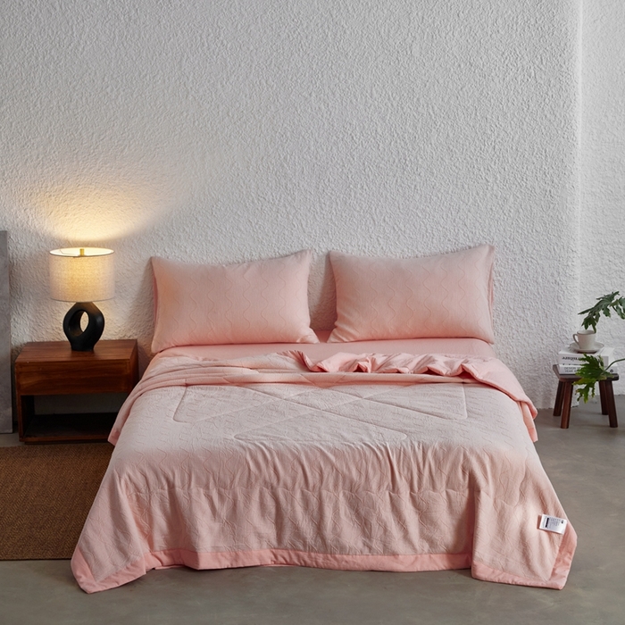 91家纺网 家纺一手货源 找家纺 安莱生活 2024色新款织双层纱提花波浪三系列夏被及夏被四件套--竖纹波浪 竖纹-嫩粉