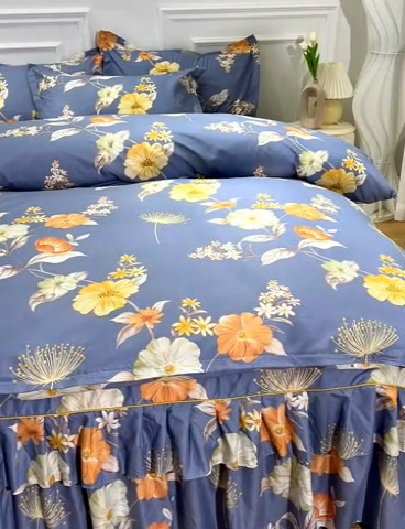 91家纺网 家纺一手货源 找家纺 小雨家纺 2026新款芦荟棉床裙四件套 如花似锦-深灰