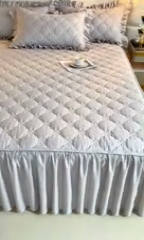 91家纺网 家纺一手货源 找家纺 忘忧草 2024新款亲肤磨毛夹棉床裙 佳人-绅士灰