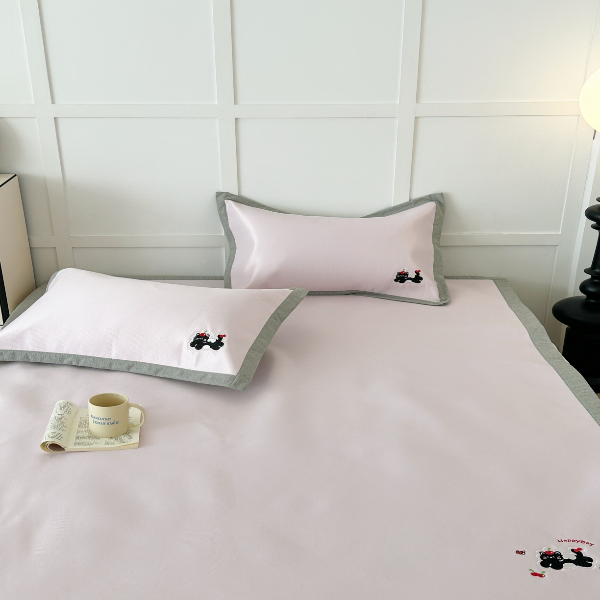 91家纺网 家纺一手货源 找家纺 昔可家纺 2024新款纯色绣花冰丝席平席款 樱桃黑猫