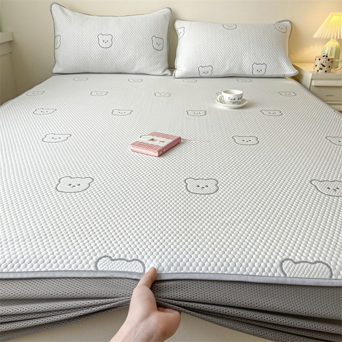 91家纺网 家纺一手货源 找家纺 吉象家纺 2024新款凉豆豆凉感软席凉席 白底小灰熊