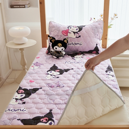 91家纺网 家纺一手货源 找家纺 舒居家纺 2024新款三丽鸥A类母婴级全棉软床垫夹棉床盖 信封库洛米