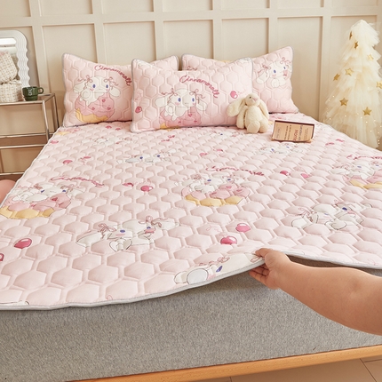 91家纺网 家纺一手货源 找家纺 （总）舒居家纺 2024新款三丽鸥A类母婴级全棉软床垫夹棉床盖（大床图）