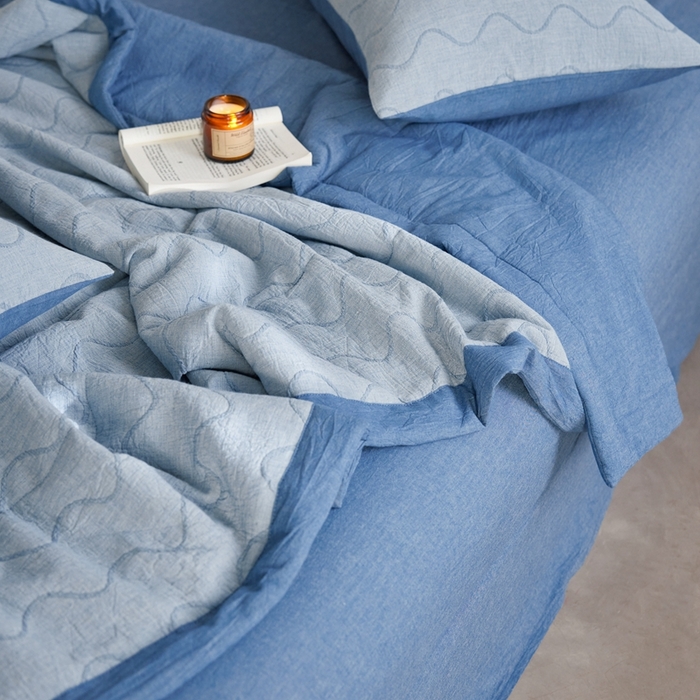 91家纺网 家纺一手货源 找家纺 安莱生活 2024色新款织双层纱提花波浪三系列夏被及夏被四件套--竖纹波浪 竖纹-深蓝