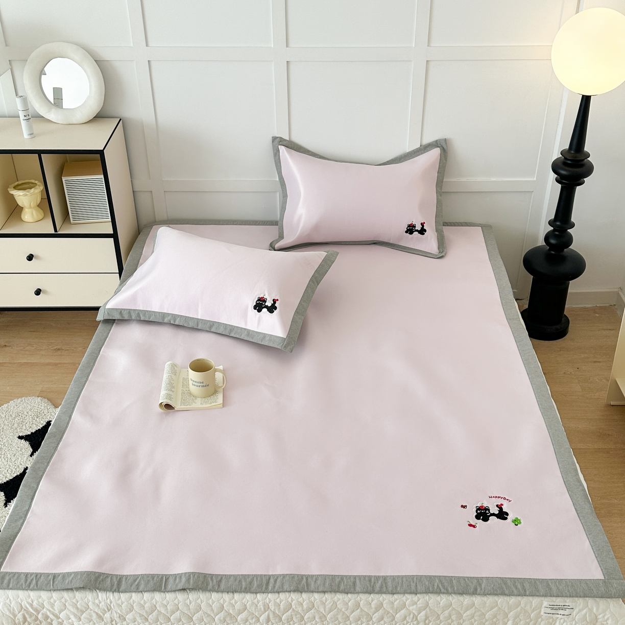 91家纺网 家纺一手货源 找家纺 昔可家纺 2024新款纯色绣花冰丝席平席款 樱桃黑猫