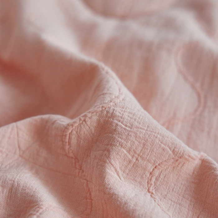 91家纺网 家纺一手货源 找家纺 安莱生活 2024色新款织双层纱提花波浪三系列夏被及夏被四件套--竖纹波浪 竖纹-嫩粉