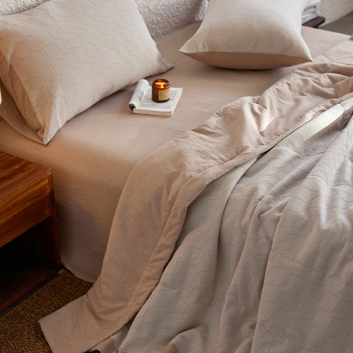 91家纺网 家纺一手货源 找家纺 安莱生活 2024色织双层纱提花波浪三系列夏被及夏被四件套--斜纹波兰 斜纹-卡其