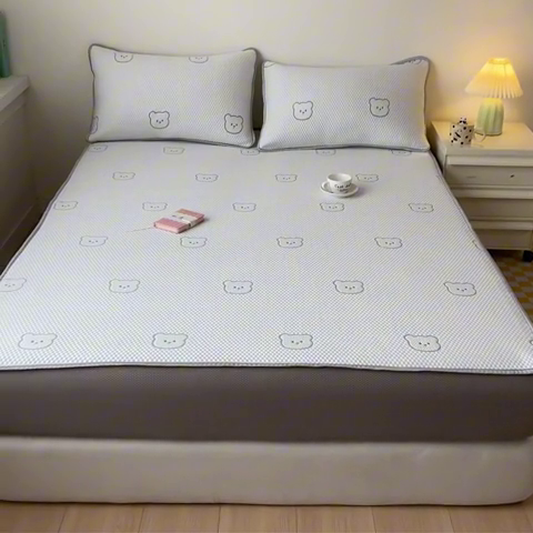 91家纺网 家纺一手货源 找家纺 吉象家纺 2024新款凉豆豆凉感软席凉席 白底小蓝熊