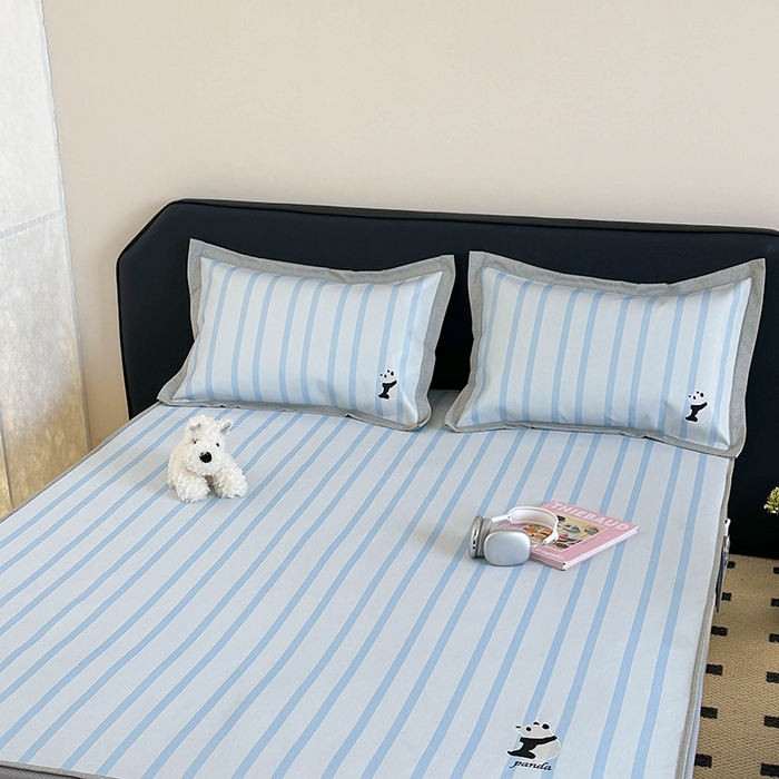 91家纺网 家纺一手货源 找家纺 昔可家纺 2024新款数码印花刺绣床笠款冰丝席 蓝条熊猫