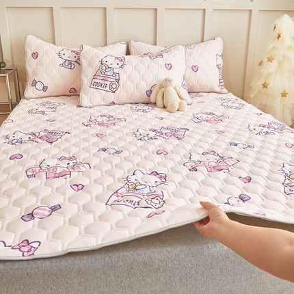 91家纺网 家纺一手货源 找家纺 （总）舒居家纺 2024新款三丽鸥A类母婴级全棉软床垫夹棉床盖（大床图）