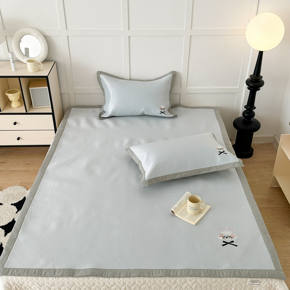 91家纺网 家纺一手货源 找家纺 昔可家纺 2024新款纯色绣花冰丝席平席款 蝴蝶结泰迪