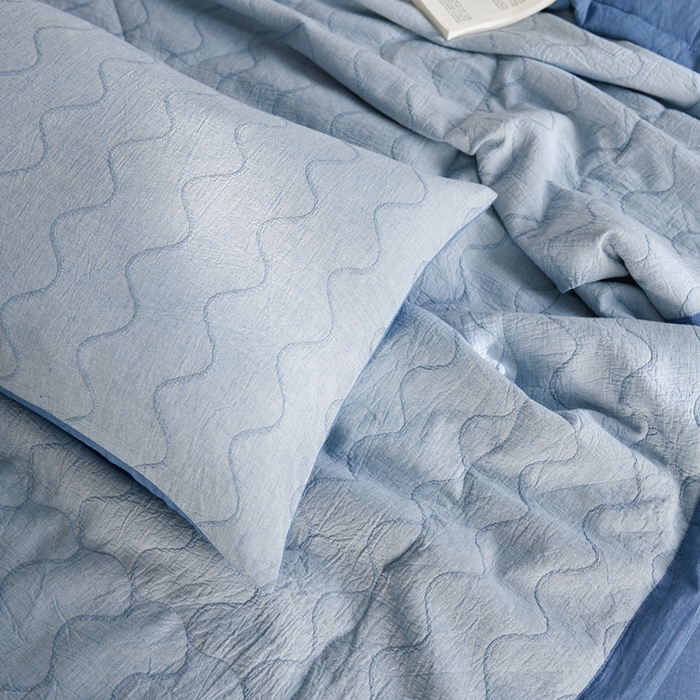 91家纺网 家纺一手货源 找家纺 安莱生活 2024色新款织双层纱提花波浪三系列夏被及夏被四件套--竖纹波浪 竖纹-深蓝