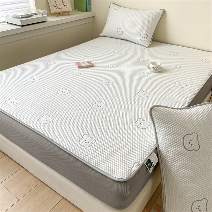 91家纺网 家纺一手货源 找家纺 吉象家纺 2024新款凉豆豆凉感软席凉席 白底小蓝熊