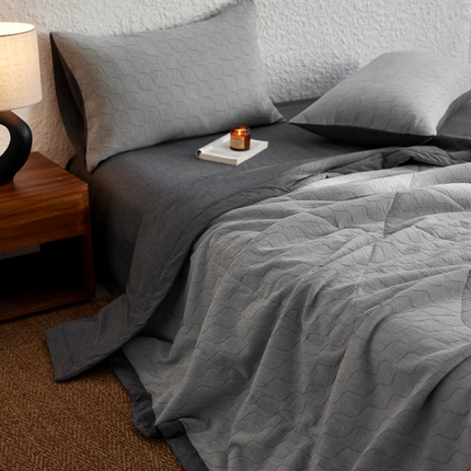 91家纺网 家纺一手货源 找家纺 安莱生活 2024色织双层纱提花波浪三系列夏被及夏被四件套--斜纹波兰 斜纹-深灰