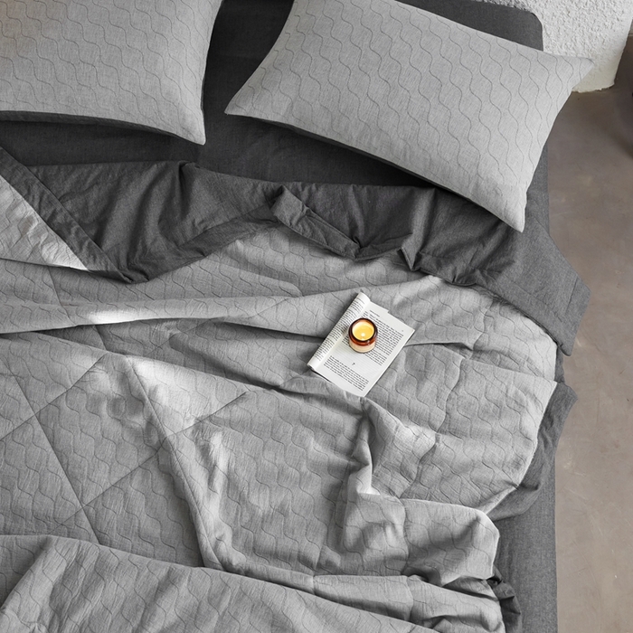 91家纺网 家纺一手货源 找家纺 安莱生活 2024色织双层纱提花波浪三系列夏被及夏被四件套--斜纹波兰 斜纹-深灰