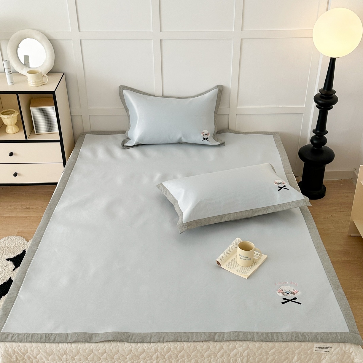 91家纺网 家纺一手货源 找家纺 昔可家纺 2024新款纯色绣花冰丝席平席款 蝴蝶结泰迪