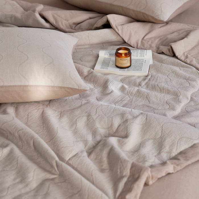 91家纺网 家纺一手货源 找家纺 安莱生活 2024色新款织双层纱提花波浪三系列夏被及夏被四件套--竖纹波浪 竖纹-卡其